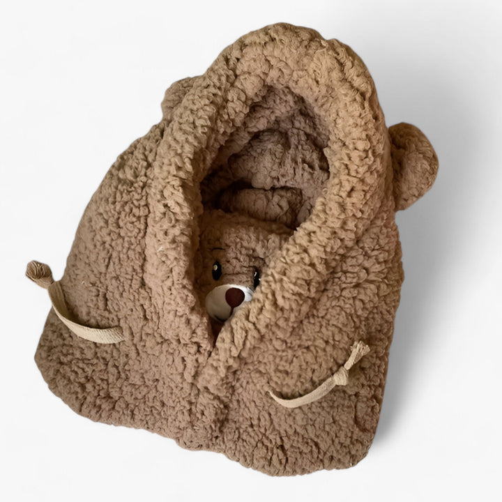 Brauner Plüsch-Bär in Kapuzenjacke, weiches Kuscheltier, Geschenkidee für Kinder.