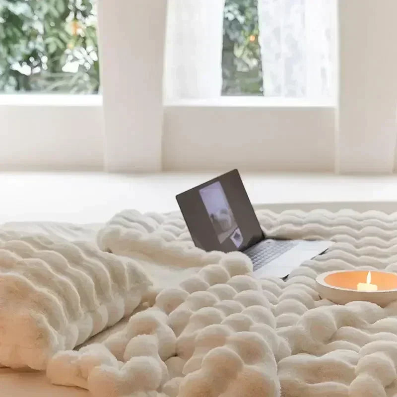 Weißer, flauschiger Teppich mit Laptop und Kerze, gemütliches Wohnzimmer, modernes Interieur.