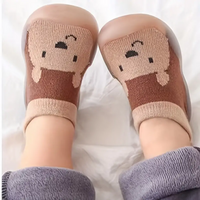 Braune Kindersocken mit Bärenmotiv, rutschfest, warm, gemütlich, Baumwolle, auf Kinderfüßen.