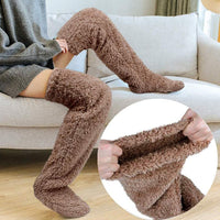 Flauschige braune Overknee-Socken, Damen, warm, gemütlich, Wintermode, Wohnzimmer.