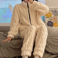 Flauschiger cremefarbener Damen-Strampler, Reißverschluss, gemütlich, Wintermode, Wohnzimmer.