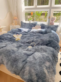 Graues Kunstfell-Bettwäsche-Set auf Doppelbett, gemütliches Schlafzimmer, Tageslicht, Fensteransicht.