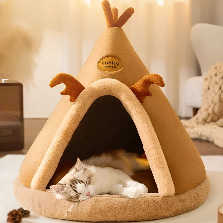 Gemütliches, braunes Haustierbett in Tipi-Form mit schlafender Katze, weiches Material, Winter.