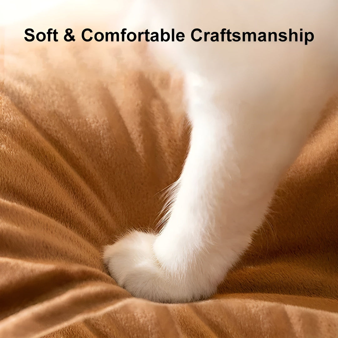 Weiße Pfote auf braunem, weichem Haustierbett, gemütlich, warm, ideal für Hunde und Katzen.