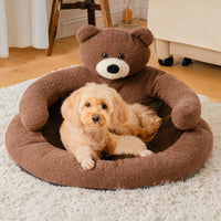 Braunes Hundebett in Teddybär-Form, Plüschmaterial, kleiner Hund, gemütlich, Wohnzimmer.