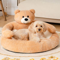 Kleiner Hund in einem beigen Teddybär-Hundebett aus Plüsch im Wohnzimmer.