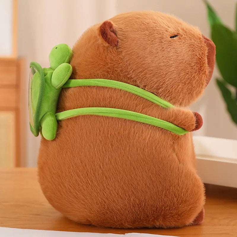 Kuscheltier Capybara braun mit grünem Rucksack, Plüsch, weich, Kinder, Geschenkidee.