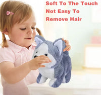 Kleinkind mit grauem Plüschhund, weich, haart nicht, Spielzeug, Geschenkidee für Kinder.