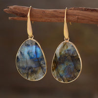 Labradorit-Ohrringe mit goldenen Haken, schimmernd, handgefertigter Schmuck, elegantes Design.