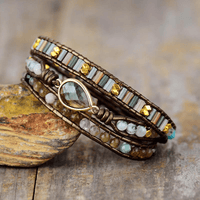 Handgemachtes Wickelarmband mit Labradorit, Boho-Stil, braunes Leder, goldene Akzente.
