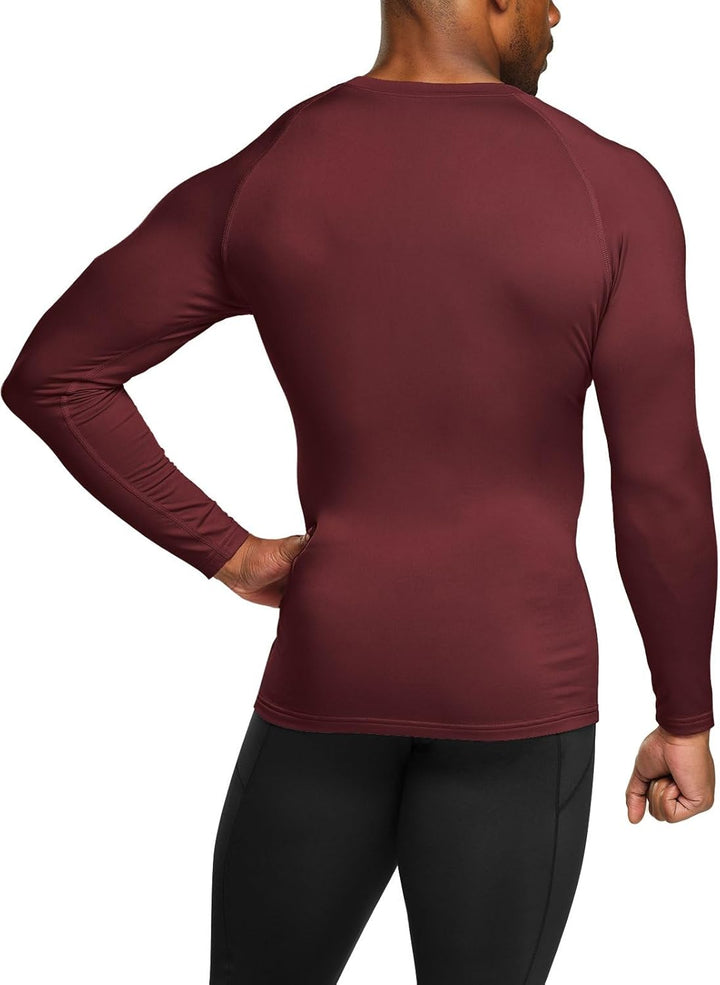 Mann in burgunderrotem, langärmligem Kompressionsshirt aus Polyester, Rückansicht.