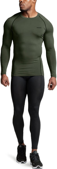 Mann in olivgrünem Kompressionsshirt und schwarzen Leggings, Sportbekleidung, Fitnessmode.