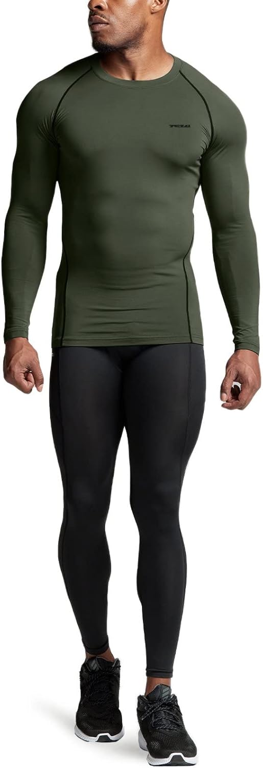 Mann in olivgrünem Kompressionsshirt und schwarzen Leggings, Sportbekleidung, Fitnessmode.