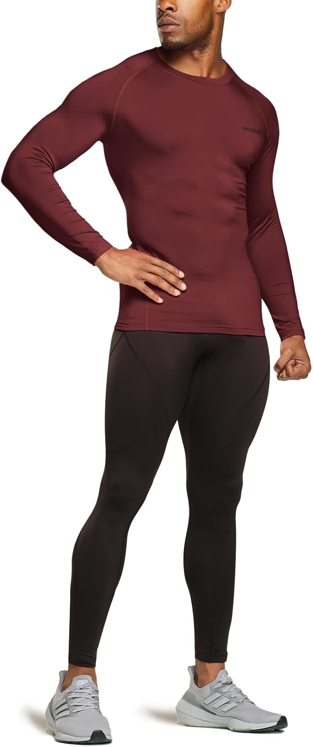 Mann in burgunderrotem Kompressionsshirt und schwarzen Leggings, Sportbekleidung, Fitnessmode.