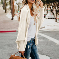 Frau in cremefarbenem Strickcardigan, lässig, modisch, Herbstmode, Straße, Jeans.