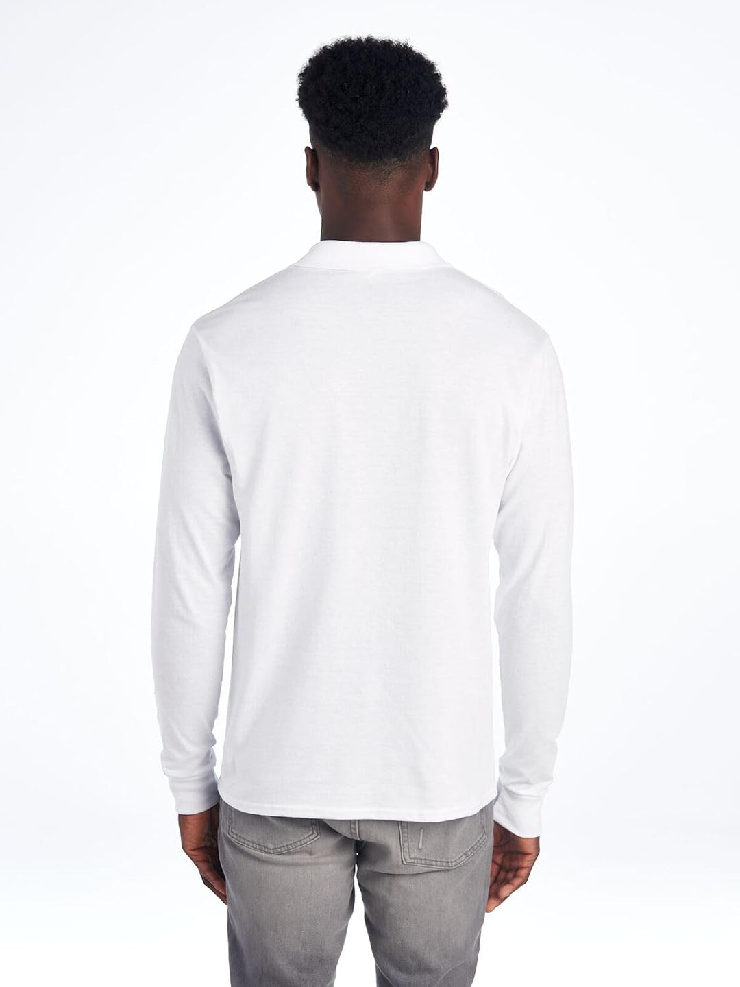 Mann in weißem Langarmshirt, Rückansicht, graue Jeans, Freizeitmode, Herrenbekleidung.