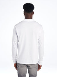 Mann in weißem Langarmshirt, Rückansicht, graue Jeans, Freizeitmode, Herrenbekleidung.