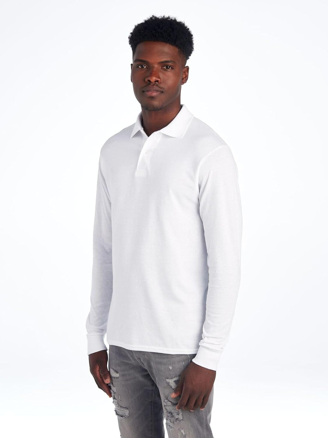 Mann trägt weißes Langarm-Poloshirt, graue Jeans, Freizeitmode, Herrenbekleidung.