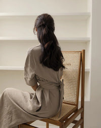 Leichtgewicht Khaki Herbstkleid mit verstellbarem Bund – Isalie