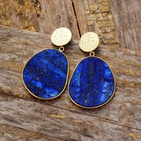 Blaue Lapis-Lazuli-Ohrringe, Tropfenform, goldene Fassung, eleganter Schmuck für Damen.