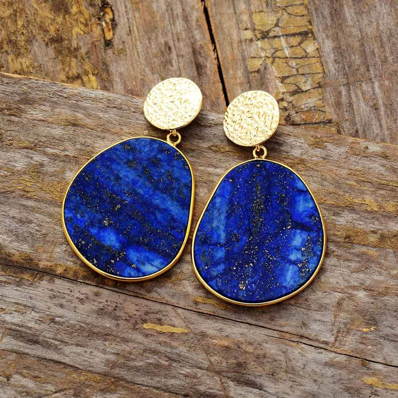 Blaue Lapis-Lazuli-Ohrringe, Tropfenform, goldene Fassung, eleganter Schmuck für Damen.