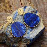 Blaue Lapis-Lazuli-Ohrringe, Tropfenform, goldene Fassung, eleganter Schmuck für Damen.
