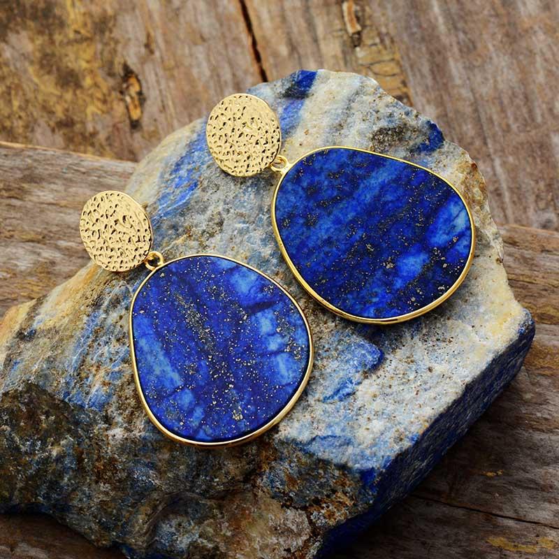 Blaue Lapis-Lazuli-Ohrringe, Tropfenform, goldene Fassung, eleganter Schmuck für Damen.