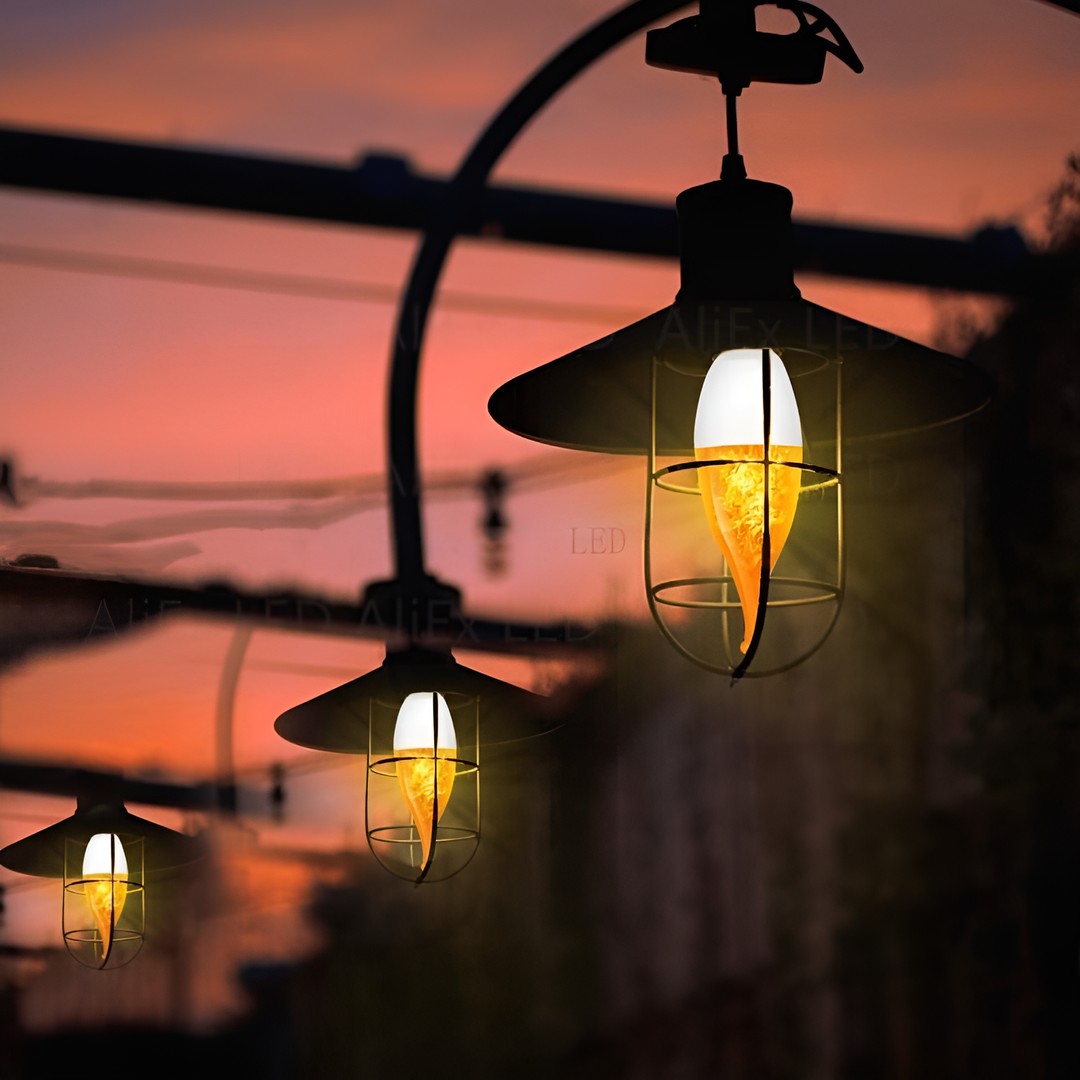 Drei schwarze Außenlampen mit warmem LED-Licht bei Sonnenuntergang, Vintage-Stil.