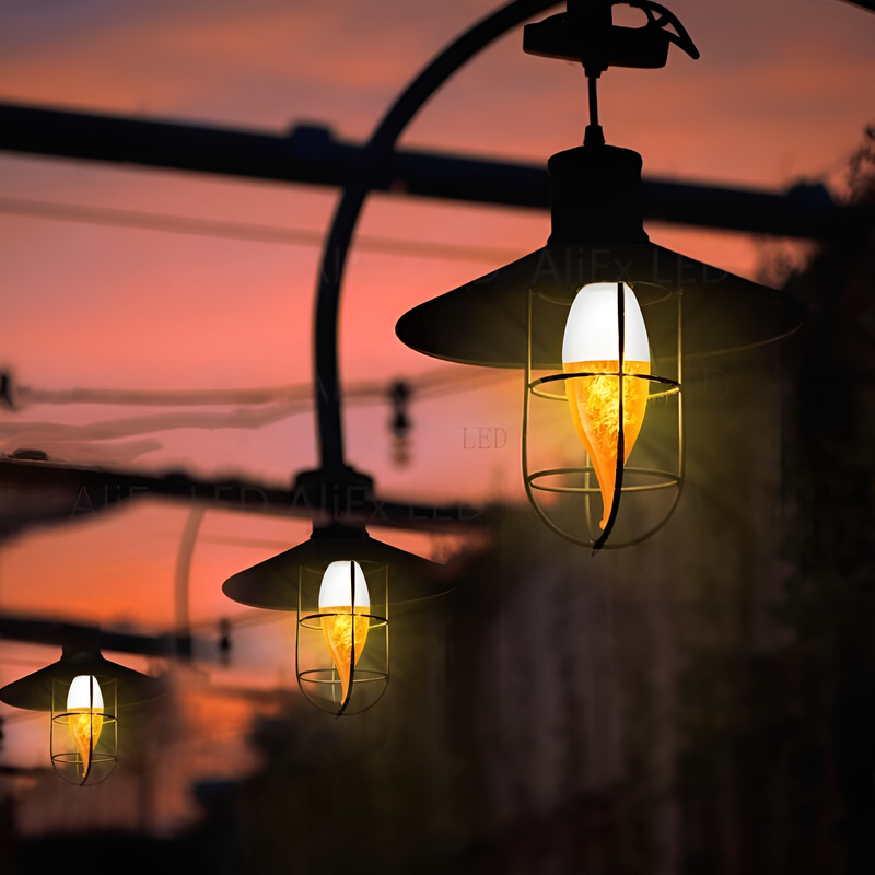 Drei schwarze Außenlampen mit warmem LED-Licht bei Sonnenuntergang, Vintage-Stil.