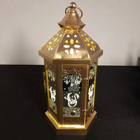 Goldene orientalische Laterne mit filigranen Mustern, ideal für stimmungsvolle Beleuchtung.