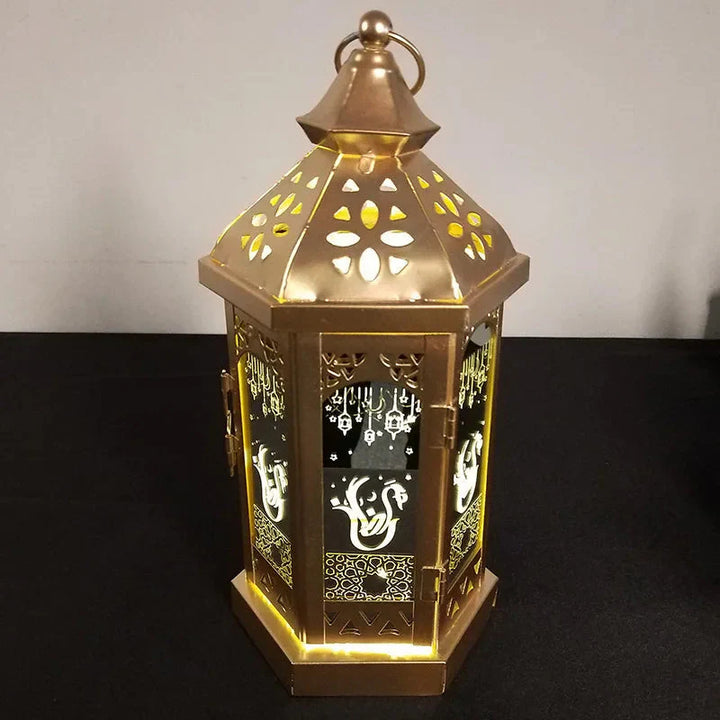 Goldene orientalische Laterne mit filigranen Mustern, ideal für stimmungsvolle Beleuchtung.