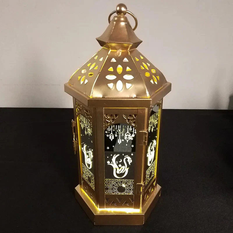 Goldene orientalische Laterne mit filigranen Mustern, ideal für stimmungsvolle Beleuchtung.