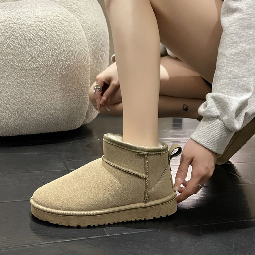 Frau trägt beige Winterstiefel aus Wildleder, FIONNUALA, gemütlich, warm, modisch.