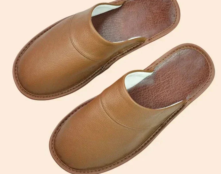 Braune Lederslipper für Herren, bequemes Design, rutschfeste Sohle, ideal für den Innenbereich.