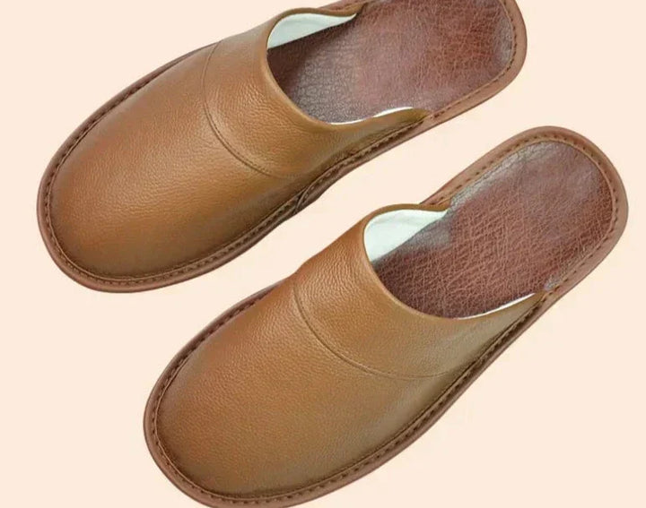 Braune Lederslipper für Herren, bequemes Design, rutschfeste Sohle, ideal für den Innenbereich.