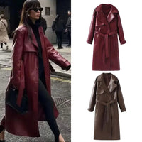 Damen-Ledertrenchcoat in Rot und Braun, stilvoller Herbstmantel, modische Oberbekleidung.