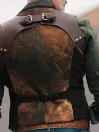 Braune Lederweste mit Schnallen, Vintage-Stil, Herrenmode, robustes Design, Outdoor-Bekleidung.