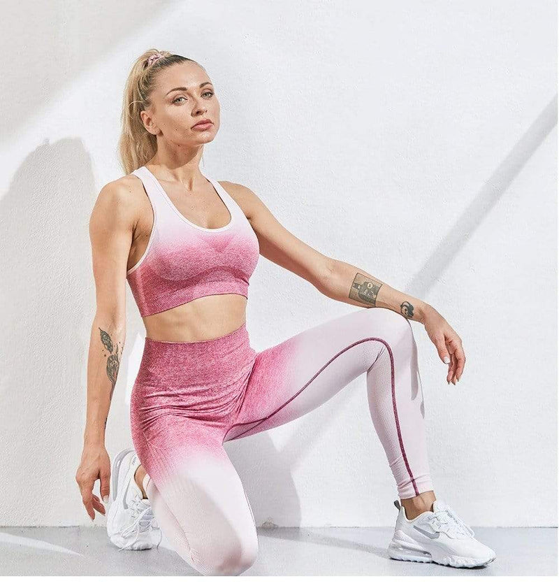 Frau in rosa Sport-Leggings und Top, kniend, Fitnessmode, Sportbekleidung, Workout-Outfit.