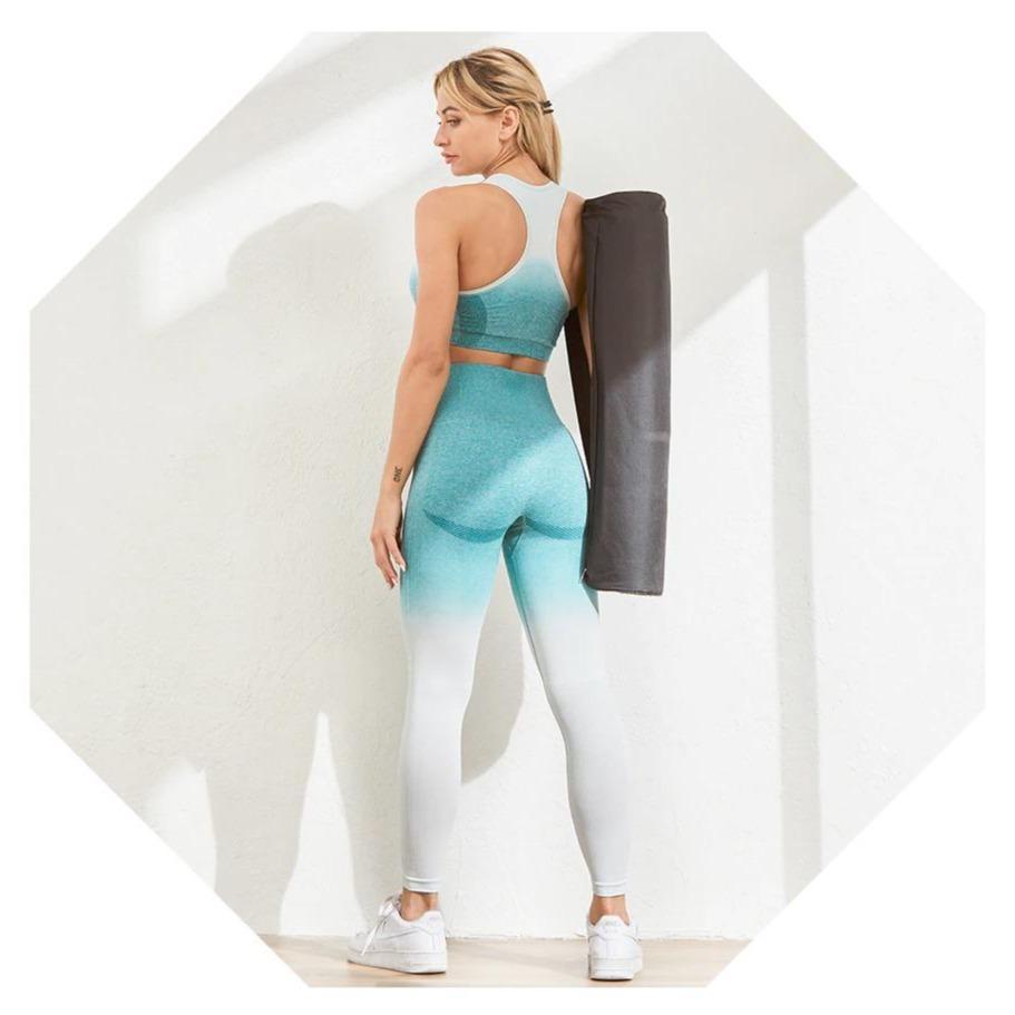 Frau in blauen Sportleggings mit Yogamatte, Fitnessmode, Sportbekleidung für Damen.