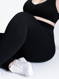 Schwarze figurbetonende Leggings und Sport-BH, ideal für Fitness und Freizeit.