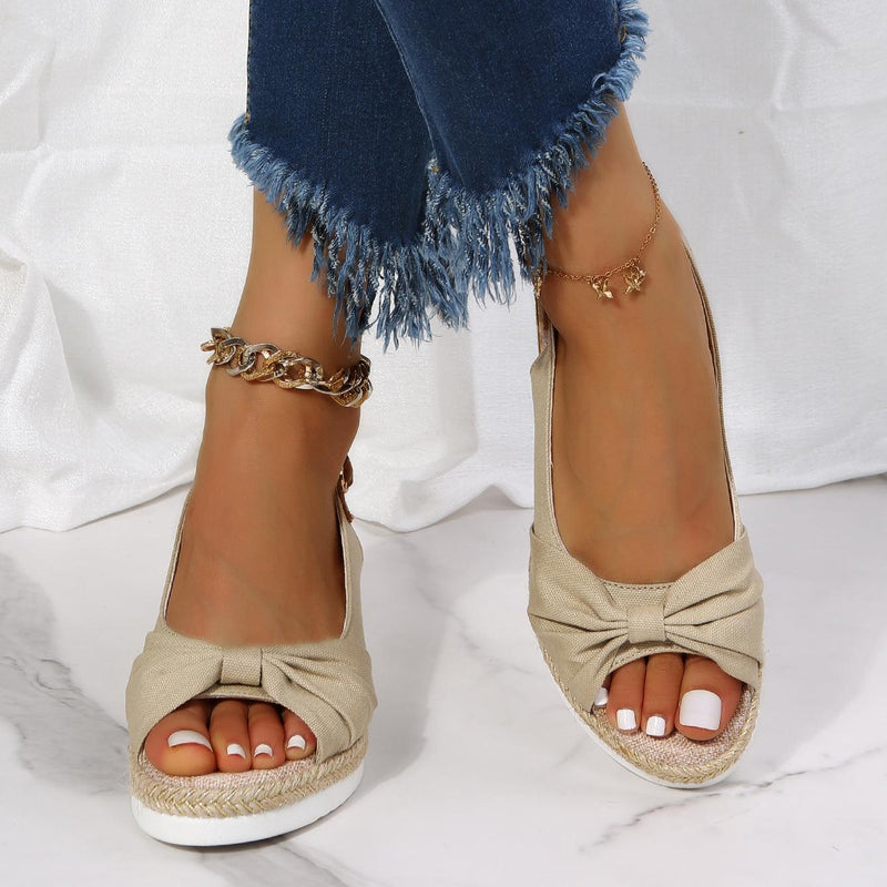 Damen-Sandalen beige mit Schleife, offener Zeh, Espadrille-Sohle, modisch, bequem.