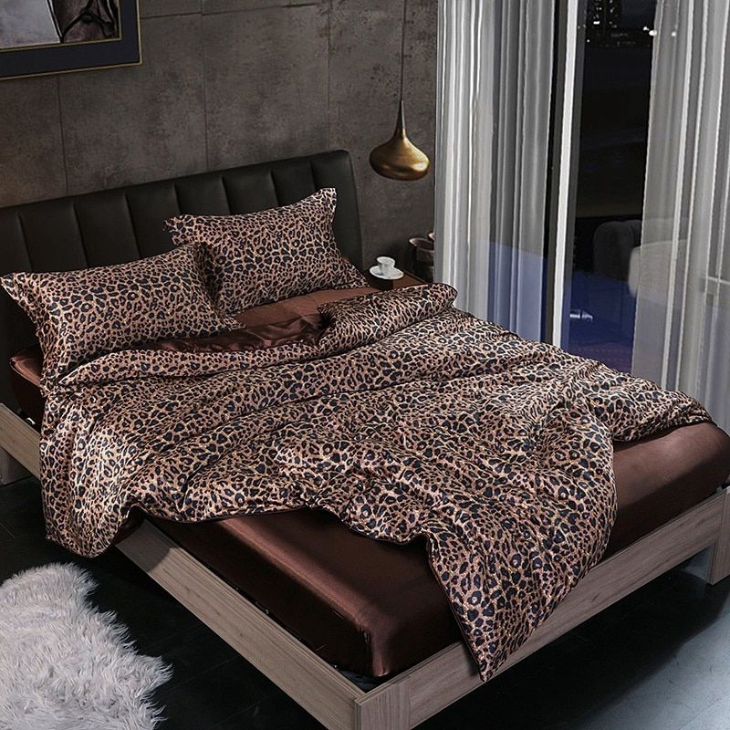 Leopardenmuster Bettwäsche Set, braun, luxuriöses Schlafzimmer, modernes Design, Doppelbett.