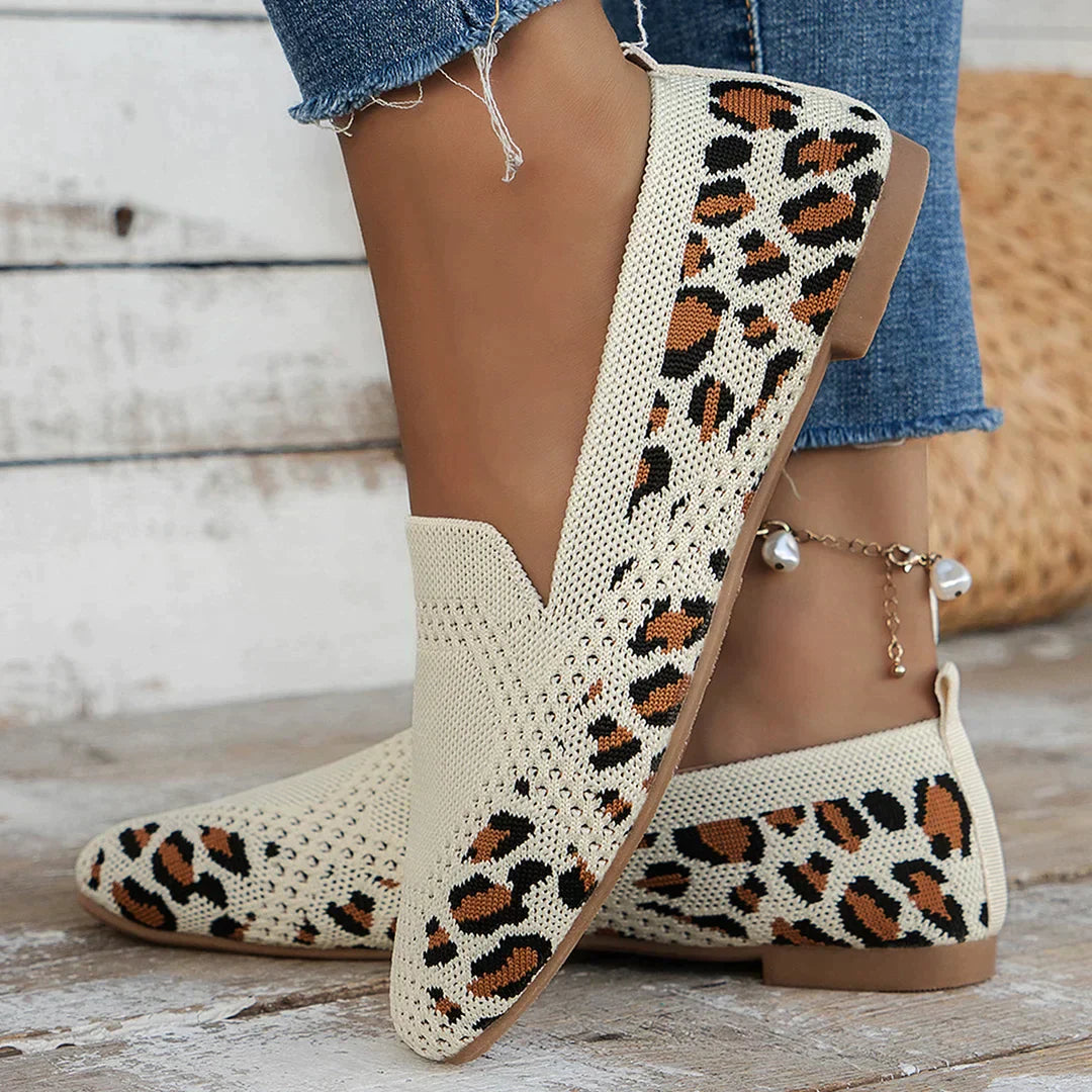 Damen-Loafer beige mit Leopardenmuster, Strickmaterial, flach, modisch, bequem.