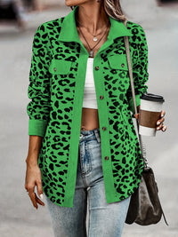 Grüne Damenjacke mit Leopardenmuster, Knöpfen und langen Ärmeln, Herbstmode 2024.