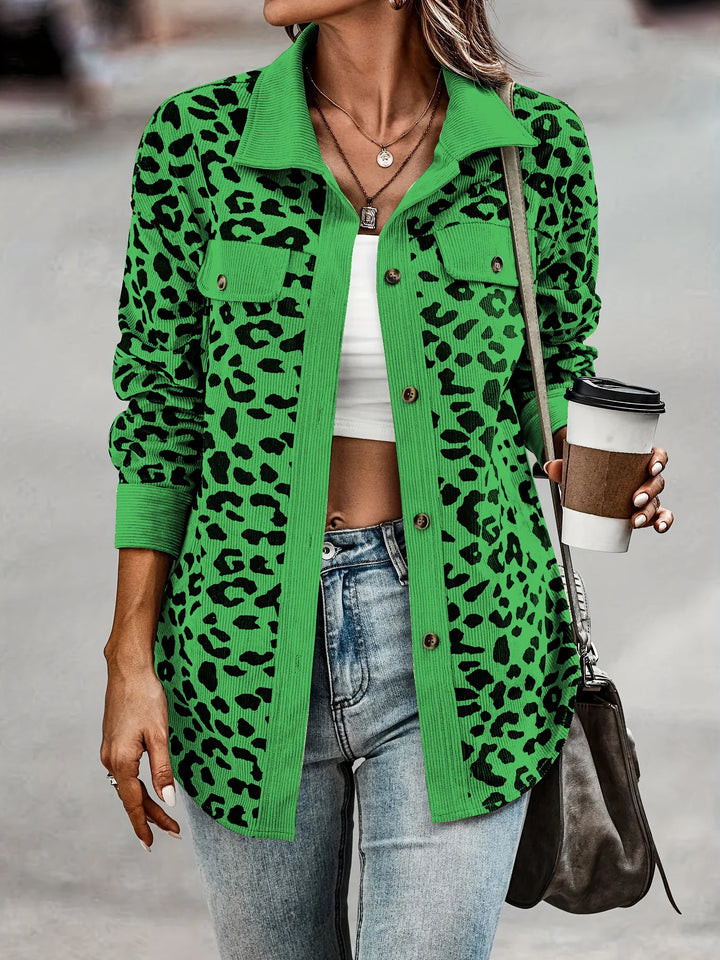 Grüne Damenjacke mit Leopardenmuster, Knöpfen und langen Ärmeln, Herbstmode 2024.