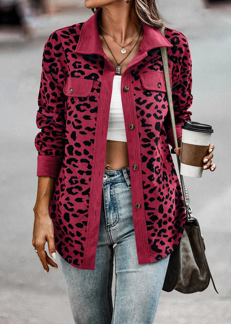Frau in roter Leopardenmuster-Jacke, Langarm, Herbstmode 2024, hält Kaffeebecher.
