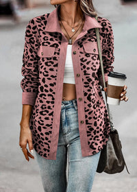 Frau in rosa Leopardenmuster-Jacke, Langarm, mit Kaffeebecher, modisch, Herbst/Winter 2024.