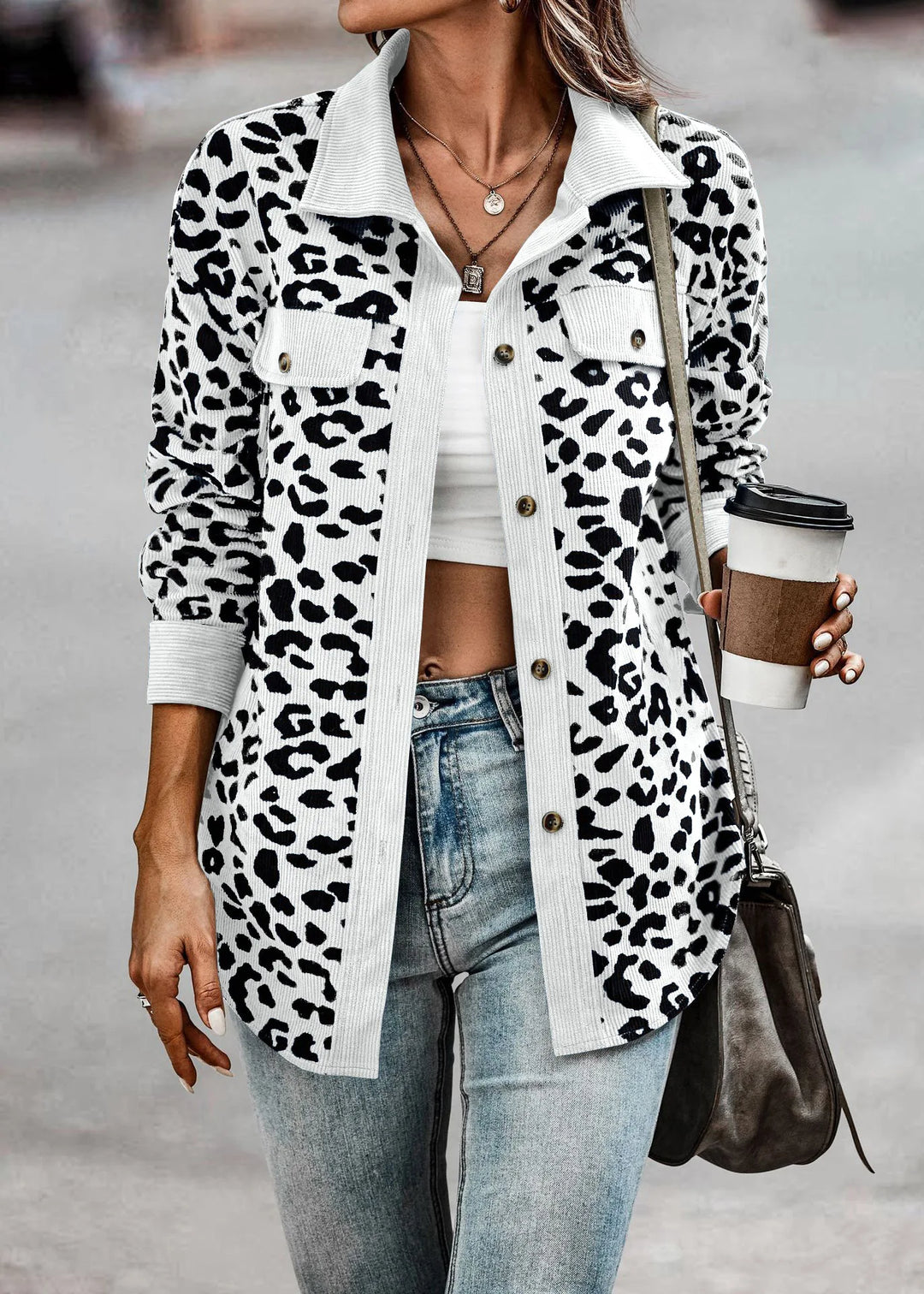 Frau in Leopardenmuster-Jacke, Langarm, Knöpfe, Herbstmode 2024, Kaffeebecher, Straße.