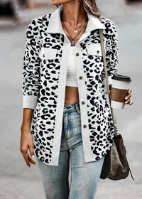 Frau in Leopardenmuster-Jacke, Langarm, Knöpfe, Herbstmode 2024, Kaffeebecher, Straße.