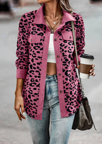 Frau in rosa Leopardenmuster-Jacke, Langarm, Knöpfe, Herbstmode, hält Kaffeebecher.